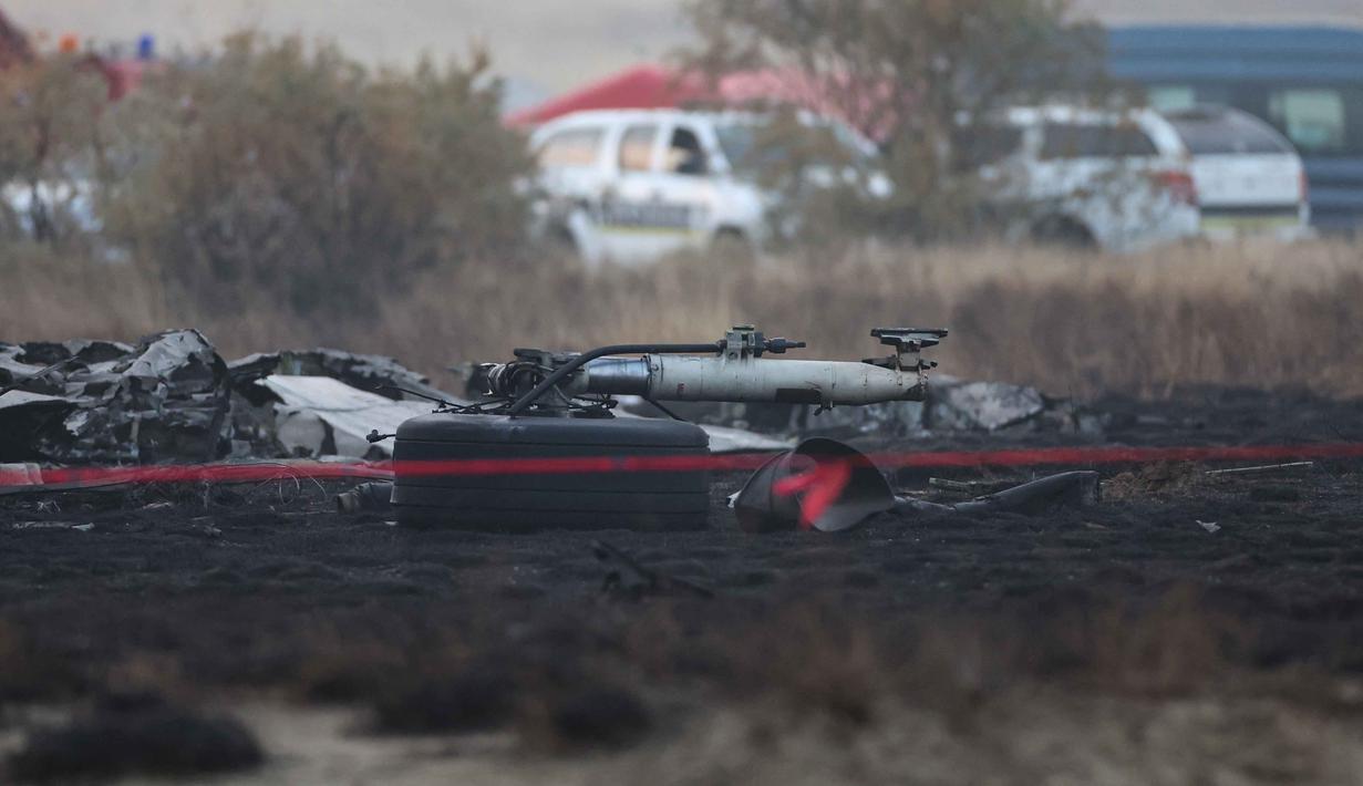 Pesawat tersebut membawa 20 personel Turki, termasuk awak pesawat. Tampak dalam foto, reruntuhan terlihat di lokasi kecelakaan pesawat angkut militer Turki C-130 di kawasan Sighnaghi di perbatasan Georgia-Azerbaijan, Rabu 12 November 2025. (Giorgi ARJEVANIDZE/AFP)