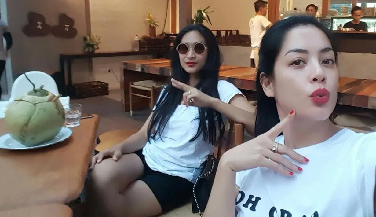 Uniknya Lulu Tobing dan Happy Salma sama-sama mempunyai wajah khas Indonesia. (Foto: instagram.com/happysalma)