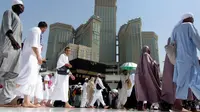 Umat muslim berdoa ketika mereka mengelilingi Kakbah di Masjid al-Haram menjelang puncak pelaksanaan ibadah haji di kota suci Makkah, Arab Saudi pada Senin (5/8/2019). Ibadah haji menjadi pertemuan tahunan umat manusia terbesar di dunia.  (AP Photo/Amr Nabil)