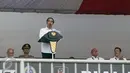 Presiden Joko Widodo bersiap memberi sambutan pembuka turnamen Piala Presiden 2017 di Stadion Maguwoharjo, Sleman, Sabtu (4/2). Sekitar 31.000 penonton menyaksikan laga pembuka turnamen Piala Presiden 2017. (Liputan6.com/Helmi Fithriansyah)