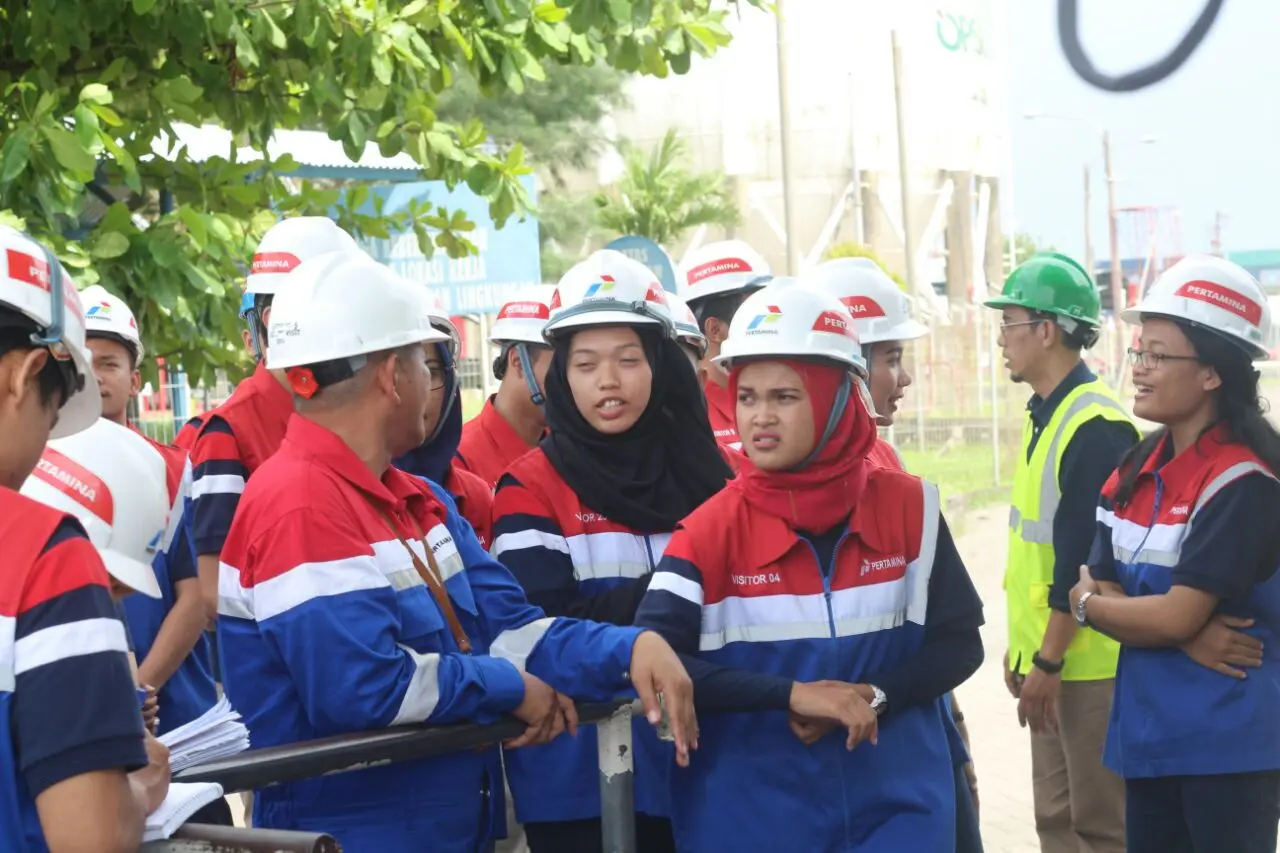 Para finalis CJA Energi Muda Pertamina Semarang mendengarkan penjelasan asal usul bau durian dalam elpiji. (foto: Liputan6.com/cja-emp-semarang-videografer/edhie prayitno ige)