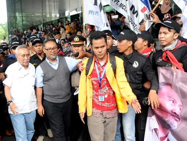 Sejumlah masyarkat sipil melepas mantan Wakil Ketua KPK Bambang Widjojanto di gedung KPK, Jakarta (18/12). BW telah habis masa jabatannya seiring dipilihnya pimpinan baru KPK periode 2015-2019. (Liputan6.com/Helmi Afandi)