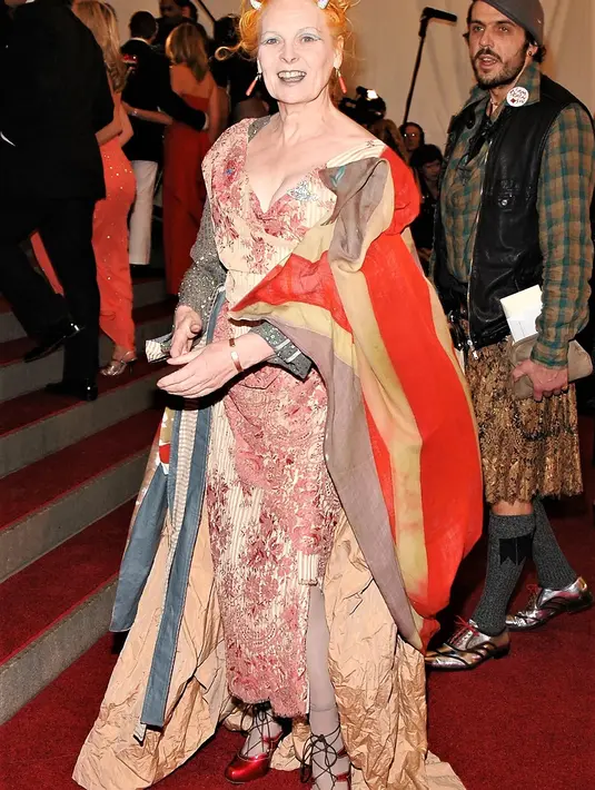 <p>Penampilan Vivienne Westwood di pameran Costume Institute&rsquo;s &ldquo;Anglomania" tahun 2006. Foto: Vogue.</p>