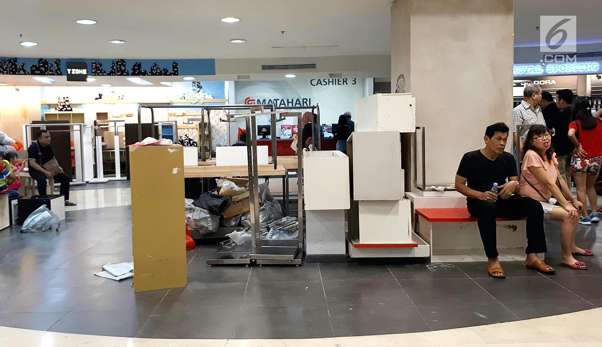 Calon pembeli sedang duduk saat gelar potongan harga di Matahari Mall Taman Anggrek, Jakarta, Jumat (1/12). Penutupan PT Matahari Department Store pada 3 Desember 2017 guna menjaga kinerja perseroan ditengah penurunan pasar. (Liputan6.com/Fery Pradolo)