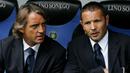 <p>Mihajlovic pensiun sebagai pesepak bola pada 1 Juli 2006. Ia tak lantas meninggalkan Si Kulit Bundar. Pria kelahiran Vukovar itu mencoba mengawali karier sebagai pelatih dengan menjadi asisten Roberto Mancini di Inter Milan. (AFP/Paco Serinelli)</p>