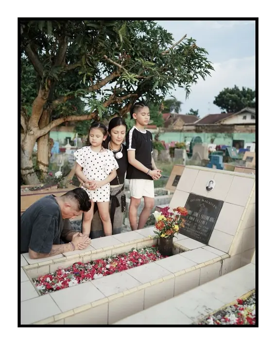 Berdoa dan melakukan beberapa kegiatan yang sudah menjadi tradisi keluarga juga dilakukan oleh Ryan Delon ketika ziarah ke makam ayahnya ini, salah satunya adalah membasuh wajah dengan air yang digunakan untuk menyiram makam. Rindu dengan sang ayah, Ryan Delon khusyuk berdoa di samping pusara ayahnya yang diketahui berpulang pada tahun 2010. (Liputan6.com/IG/@mrssharena)