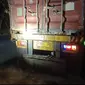 Seorang polisi dalam sebuah operasi lapangan menghentikan truk bermuatan garam di jalan raya Paterrongan, Bangkalan.