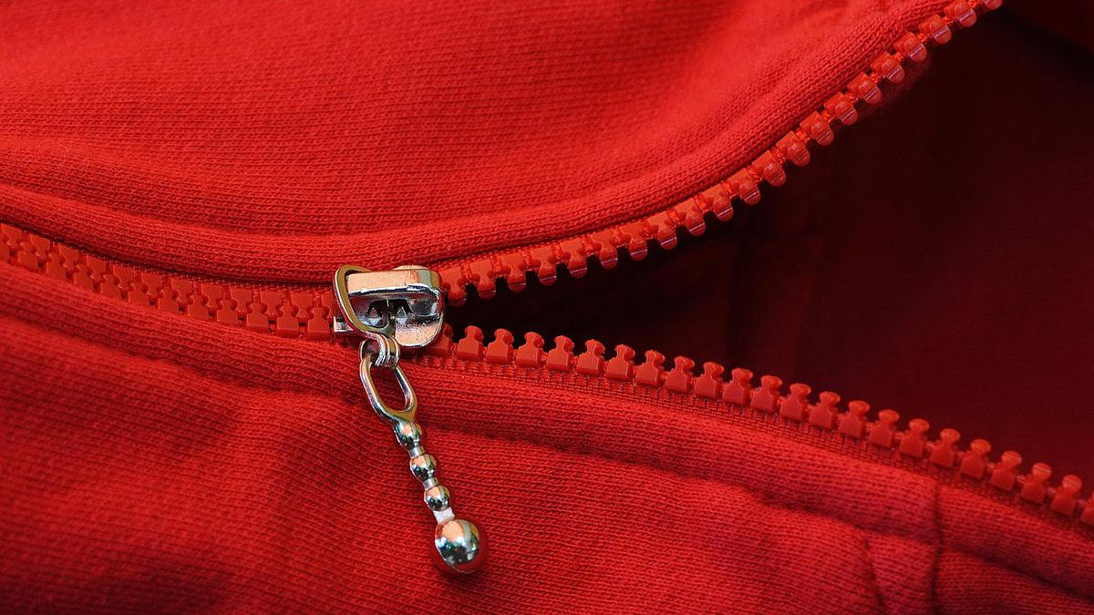 Cara Membuka Resleting Baju yang Macet Tanpa Merusak Pakaian