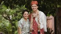 Putri Hetty Koes Endang, Afifah Yusuf, dengan kekasihnya, Faldo Arsanda, di acara lamaran. (dok. Instagram @afifahyusuf/https://www.instagram.com/p/CG7LRuhD9t2/)