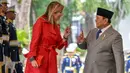 Dia juga diagendakan melakukan dialog dengan berbagai pemangku kepentingan nasional, termasuk dari kementerian/lembaga keuangan terkait, serta para pelaku usaha dan masyarakat. Tampak dalam foto, Presiden Republik Indonesia Prabowo Subianto (tengah kiri) memperkenalkan para menterinya kepada Ratu Maxima dari Belanda (tengah-kanan), dalam kapasitasnya sebagai Advokat Khusus Sekretaris Jenderal PBB untuk Kesehatan Keuangan (UNSGSA), di Istana Merdeka, Jakarta, pada Kamis 27 November 2025. (BAY ISMOYO/AFP)