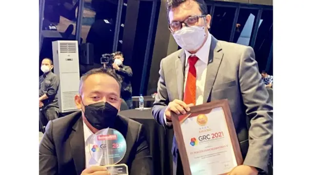 CEO PTPN V Jatmiko K Santosa dan SEVP Bussines Support PTPN V Rurianto memperlihatkan dua penghargaan yang diraih perusahaan.