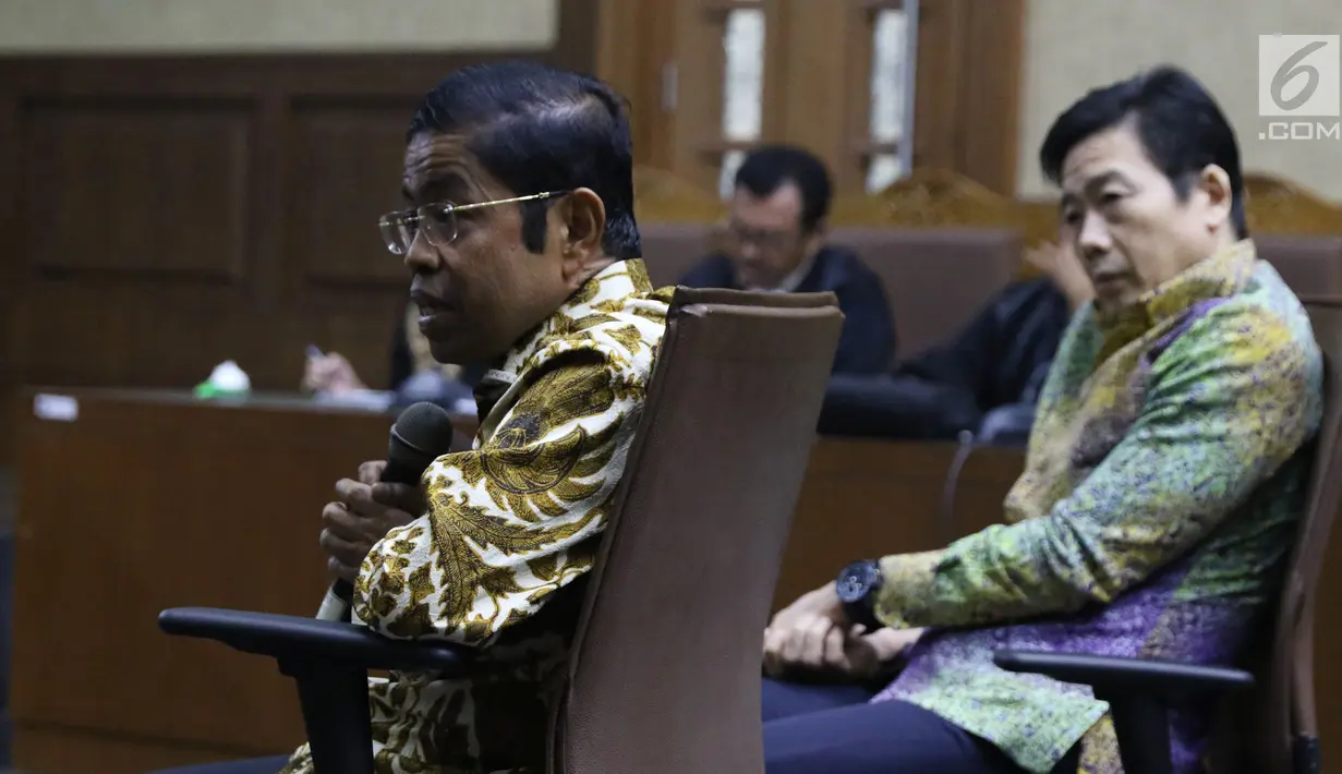 Mantan Sekjen Partai Golkar, Idrus Marham (kiri) saat menjadi saksi pada sidang dugaan suap kesepakatan kerja sama pembangunan PLTU Riau-1 dengan terdakwa Eni Maulani Saragih di Pengadilan Tipikor, Jakarta, Rabu (2/1). (Liputan6.com/Helmi Fithriansyah)
