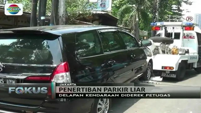 Sejumlah kendaraan roda empat di kawasan Menteng, Jakarta Pusat, diderek petugas lantaran parkir sembarangan di bahu jalan. 