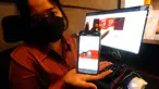 Warga memperlihatkan gawainya saat berburu tiket FIFA Matchday antara Indonesia melawan Argentina di warnet game online Gamers Paradise di kawasan Radio Dalam, Jakarta Selatan, Rabu (7/6/2023). Penjualan tiket dibuka pada tanggal 5 hingga 7 Juni 2023. (merdeka.com/Arie Basuki)