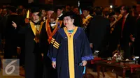 Ketua Umum DPP PDIP Megawati Soekarnoputri berjalan menuju mimbar untuk menerima gelar doktor honoris causa bidang politik dan pemerintah di UNPAD, Bandung, Rabu (25/5). (Liputan6.com/Gempur M Surya)