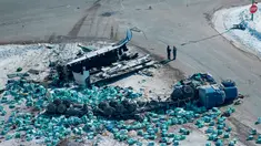 Personel darurat bekerja di lokasi kecelakaan fatal di luar Tisdale, Saskatchewan, Kanada, Sabtu, (7/4). Sebuah bus yang membawa tim hoki Humboldt Broncos junior menabrak truk. (Jonathan Hayward/The Canadian Press via AP)