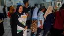 Keluarga penerima manfaat (KPM) membawa bantuan sosial pangan beras saat berlangsung penyaluran di kantor Kelurahan Meruyung, Depok, Sabtu  (11/5/2024). (merdeka.com/Arie Basuki)