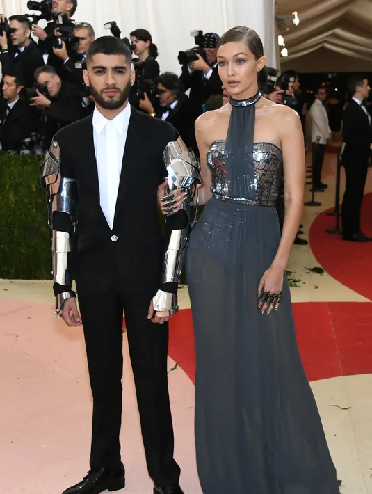 Hal tersebut dilakukan oleh Zayn Malik karena dirinya sungguh mencintai Gigi Hadid. "Zayn akan menjaga hati Gigi Hadid dan enggan melukainya, termasuk menutupi dan menghapus tato Perrie Edwards," tandas sang sumber. (AFP/Bintang.com)