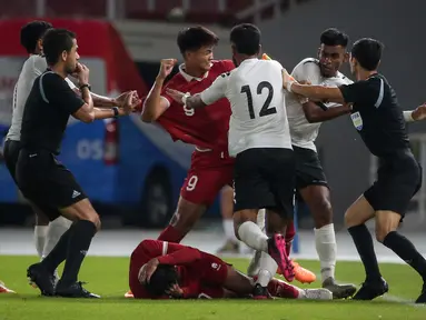 Pemain Timnas Indonesia, Hokky Caraka (kiri) bersitegang dengan pemain Timnas Fiji, Pawan Pratap Singh pada laga International Friendly Match U-20 di Stadion Utama Gelora Bung Karno (SUGBK), Jakarta, Jumat (17/02/2023). (Bola.com/Bagaskara Lazuardi)