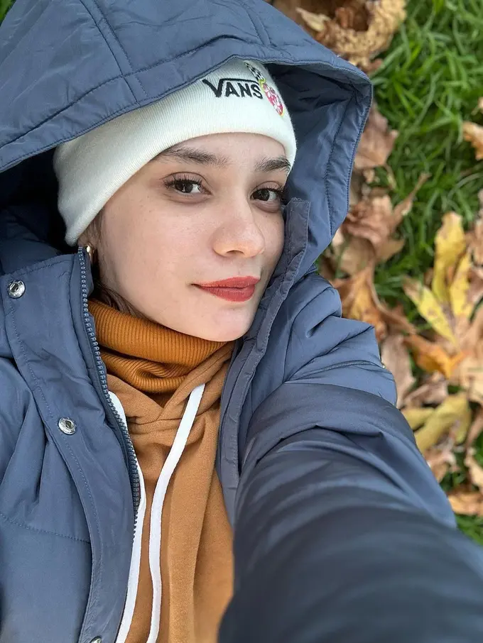 Putri Anne melepas hijab (Instagram/anneofficial1990)