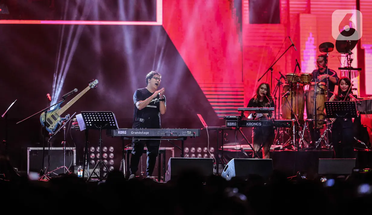 Komposer Erwin Gutawa tampil dalam Synchronize Fest 2019 yang bertajuk Chrisye Live by Erwin Gutawa di Gambir Expo, Jakarta, Sabtu (5/10/2019). Panggung untuk mengenang Chrisye tersebut Erwin Gutawa membawakan sejumlah lagu di antaranya Hura-Hura, Angin Malam, dan Cinta. (Liputan6.com/Faizal Fanani)
