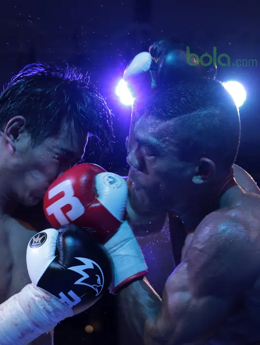 Duel petinju Indonesia, Jansen Marapu (kanan) dan Phuttiphong Rakoon pada kelas Lightweight Mahkota Boxing Super Series di Cilandak Town Square, Jakarta (10/3/2018). Jansen menang TKO pada ronde ke sembilan. (Bola.com/Nick Hanoatubun)