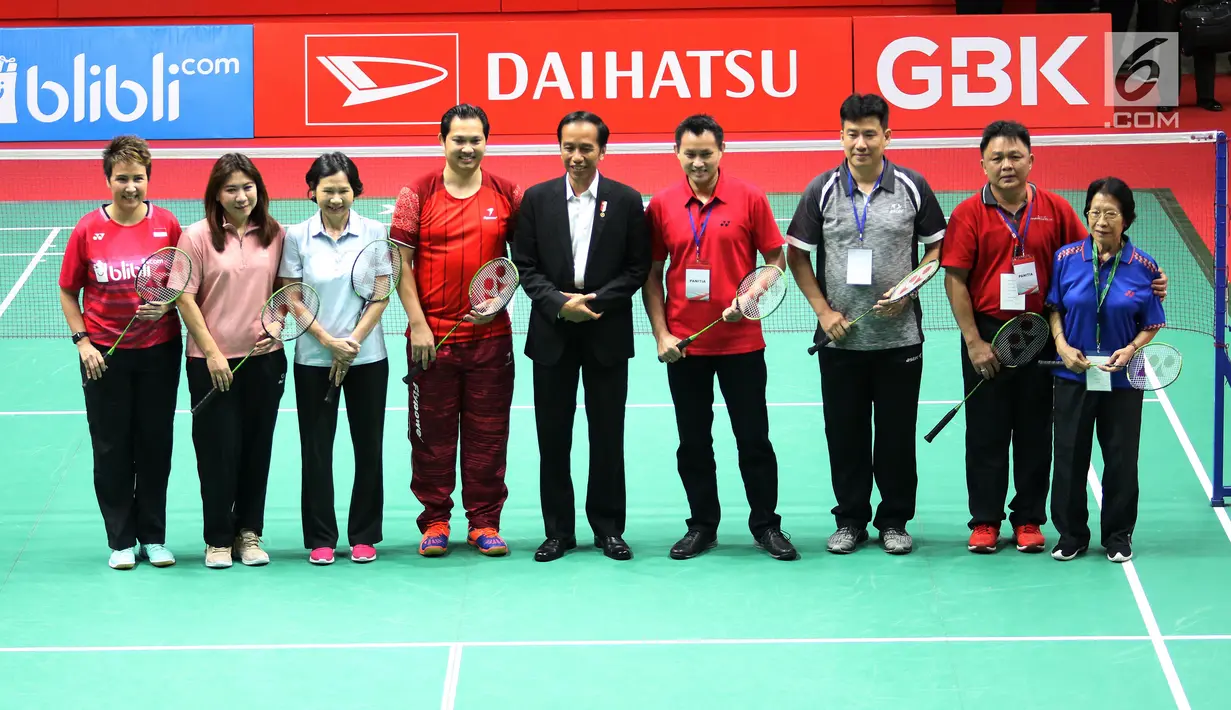 Presiden Jokowi (belakang tengah) foto bersama sejumlah atlet dan menteri usai meresmikan hasil renovasi Istora Senayan, Jakarta, Selasa (23/1). Istora Senayan akan menjadi salah satu arena Asean Games 2018. (Liputan6.com/Angga Yuniar)