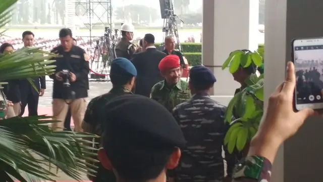 Presiden Joko Widodo atau Jokowi dan Sultan Brunei Hassanal Bolkiah mengenakan baju militer
