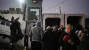 Diketahui, Ramadan 1447 Hijriah atau 2026 Masehi menjadi momentum emosional bagi warga Palestina, karena menjadi yang pertama di bawah kesepakatan gencatan senjata sejak konflik berkepanjangan antara Israel dan Hamas. Tampak dalam foto, warga Palestina berbaris untuk melewati pos pemeriksaan militer Israel Qalandia antara kota Ramallah di Tepi Barat dan Yerusalem dalam perjalanan mereka untuk menghadiri salat Jumat di Masjid Al-Aqsa saat bulan suci Ramadan 1447 Hijriah, Jumat 20 Februari 2026. (AP Photo/Leo Correa)