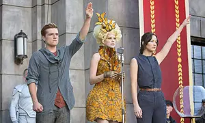 Salam Tiga Jari di THE HUNGER GAMES (credit: Lionsgate)