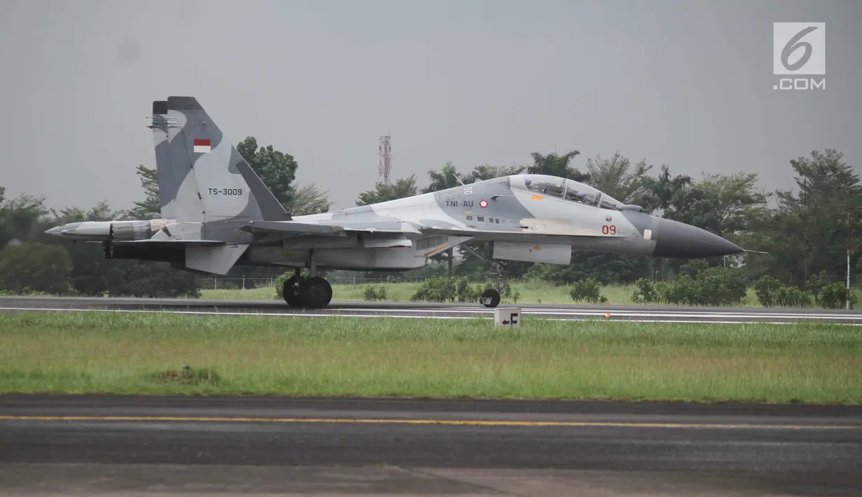 Pesawat Sukhoi siap lepas landas di landasan pacu Lanud Halim Perdanakusuma, Jakarta, Rabu (20/12). Panglima TNI Marsekal Hadi Tjahjanto Hadi mengundang Tito, Mulyono, dan Ade Supandi untuk menerima Brevet Wings dari TNI AU. (Liputan6.com/Pool/Agus)