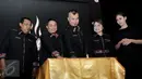 Musisi Ahmad Dhani (tengah) beserta CEO Kopi Pak Belalang Zaini Hassan (kedua kiri) saat peluncuran di Jakarta, (24/3). Musisi ternama Ahmad Dhani sebagai brand ambasador sekaligus produser dalam iklan Kopi Pak Belalang. (Liputan6.com/Helmi Afandi)