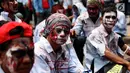 Puluhan buruh Zombi melakukan aksi di depan gedung Pertamina, Jakarta, Senin (23/10). Aksi ini untuk menuntut hak atas PHK yang terjadi kepada mereka yang dilakukan oleh PT Pertamina Patra Niaga dan Elnusa Petrofin. (Liputan6.com/Angga Yuniar)