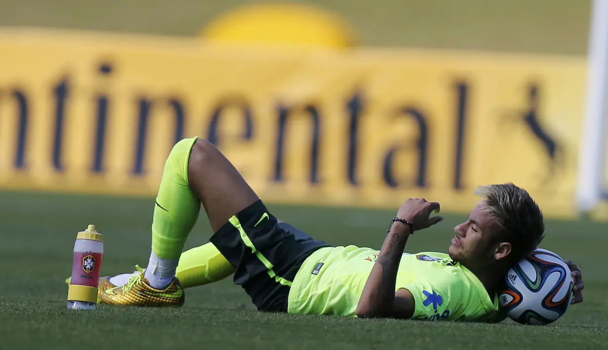 Inspirasinya dipakai dari impian masa kecil Neymar. Sewaktu berusia 12 tahun, Neymar mengecat sendiri sepatu sepak bolanya dengan warna emas, Rio de Janeiro (2/7/2014) (REUTERS/Marcelo Regua)