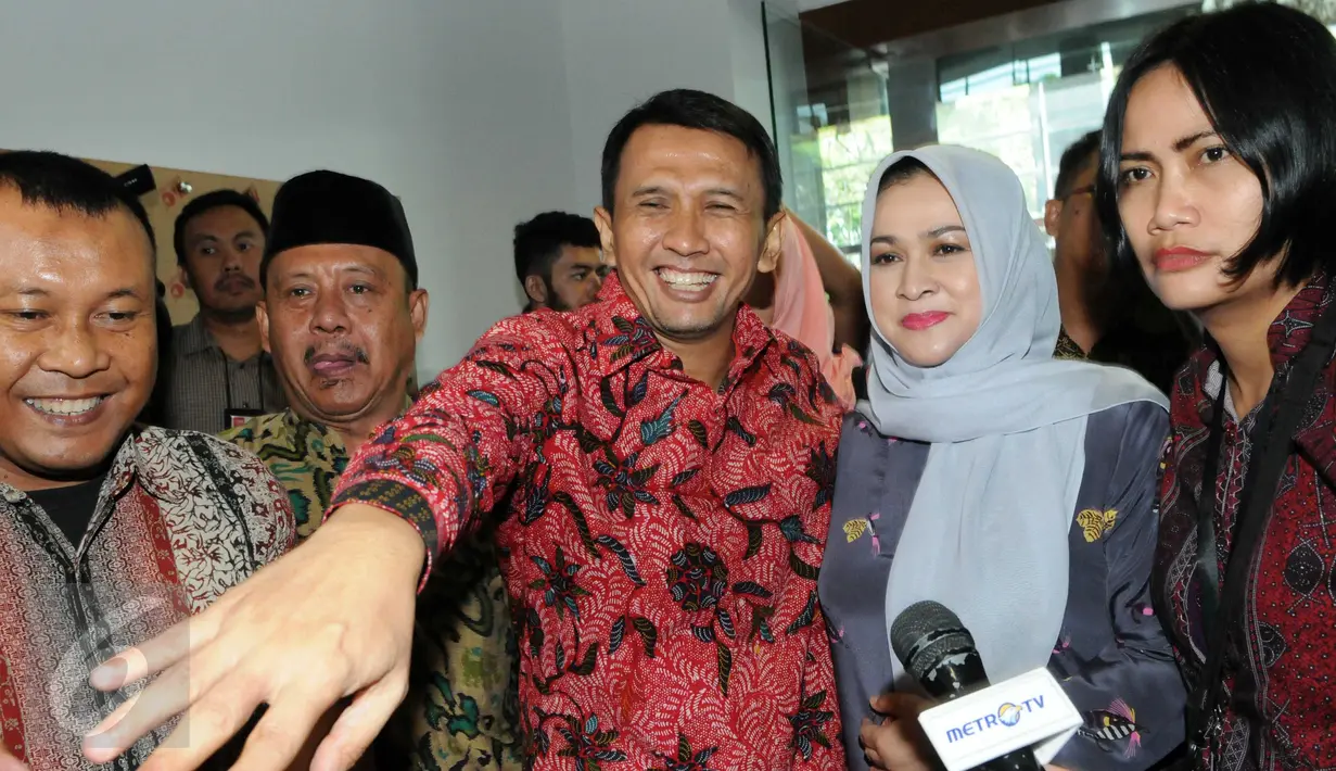 Gubernur nonaktif Sumut, Gatot Pujo Nugroho dan istrinya Evy Susanti saat tiba di Pengadilan Tipikor Jakarta, (23/12). Sidang beragendakan pembacaaan surat dakwaan oleh Jaksa Penuntut Umum kepada KPK. (Liputan6.com/Helmi Afandi)