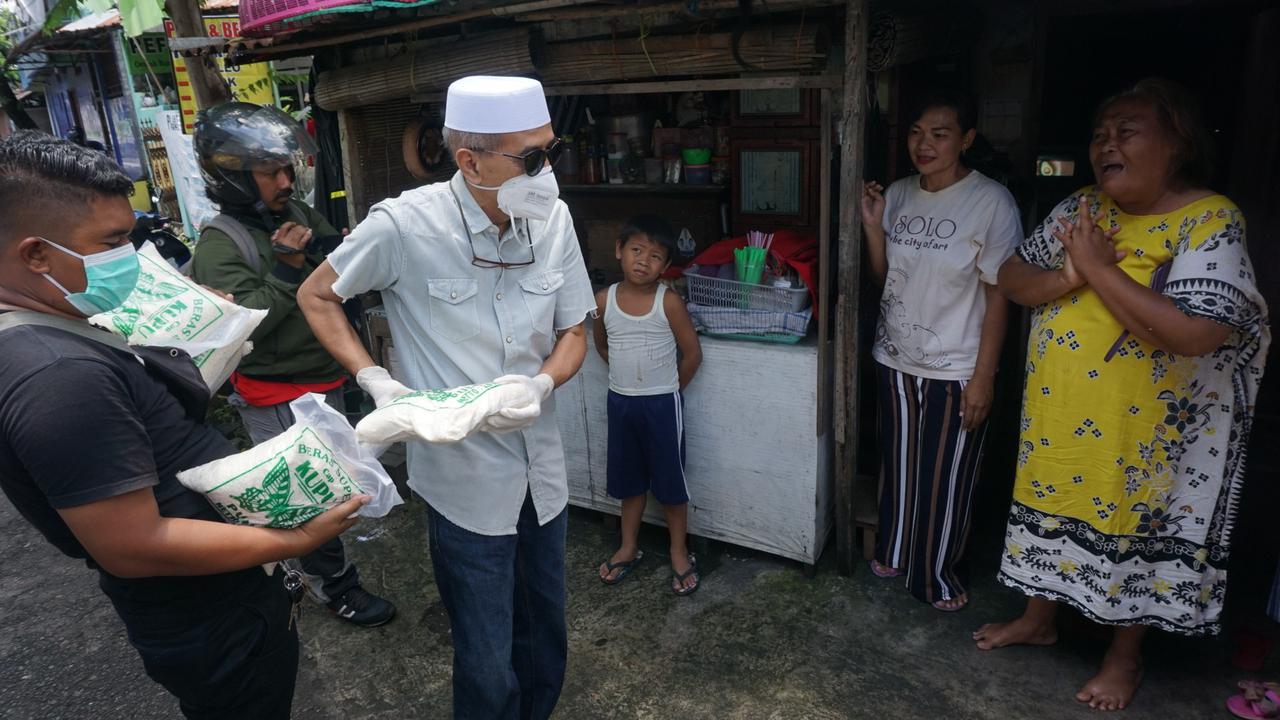 Kakek Tajir Naik Mobil Sport Bagikan Beras dan Uang