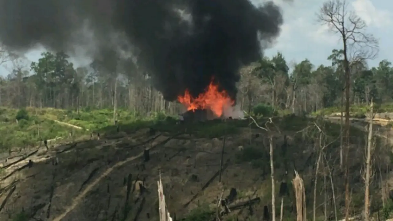 TNI dan Polri Bersenjata Bakar Markas Pembakar Hutan 100 Ha