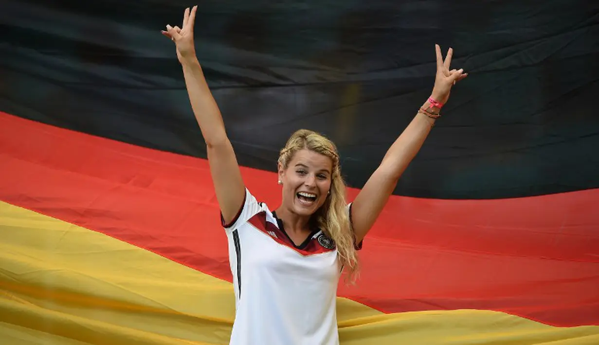 Seorang suporter cantik bergaya saat Jerman menghadapi Portugal di Fonte Nova Arena, Salvador (16/06/2014) (AFP PHOTO/PATRIK STOLLARZ)