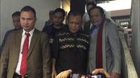 Tersangka kasus makar Eggi Sudjana saat keluar dari ruang penyidik Polda Metro Jaya. (Merdeka.com/
Muhammad Genantan Saputra)