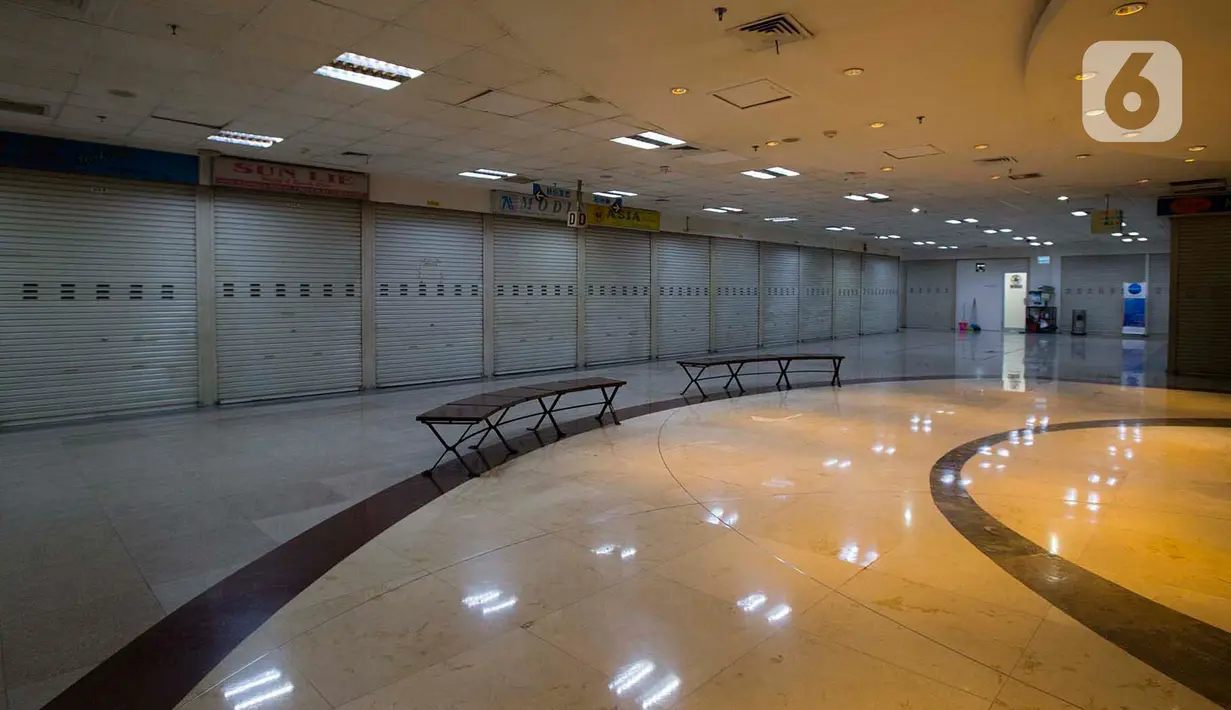 Deretan toko yang berada di WTC Mangga Dua tampak tutup, Jakarta, Kamis (28/11/2019). Maraknya toko online berimbas pada sepinya pusat perbelanjaan karena ditinggal pengunjung. (merdeka.com/Imam Buhori)
