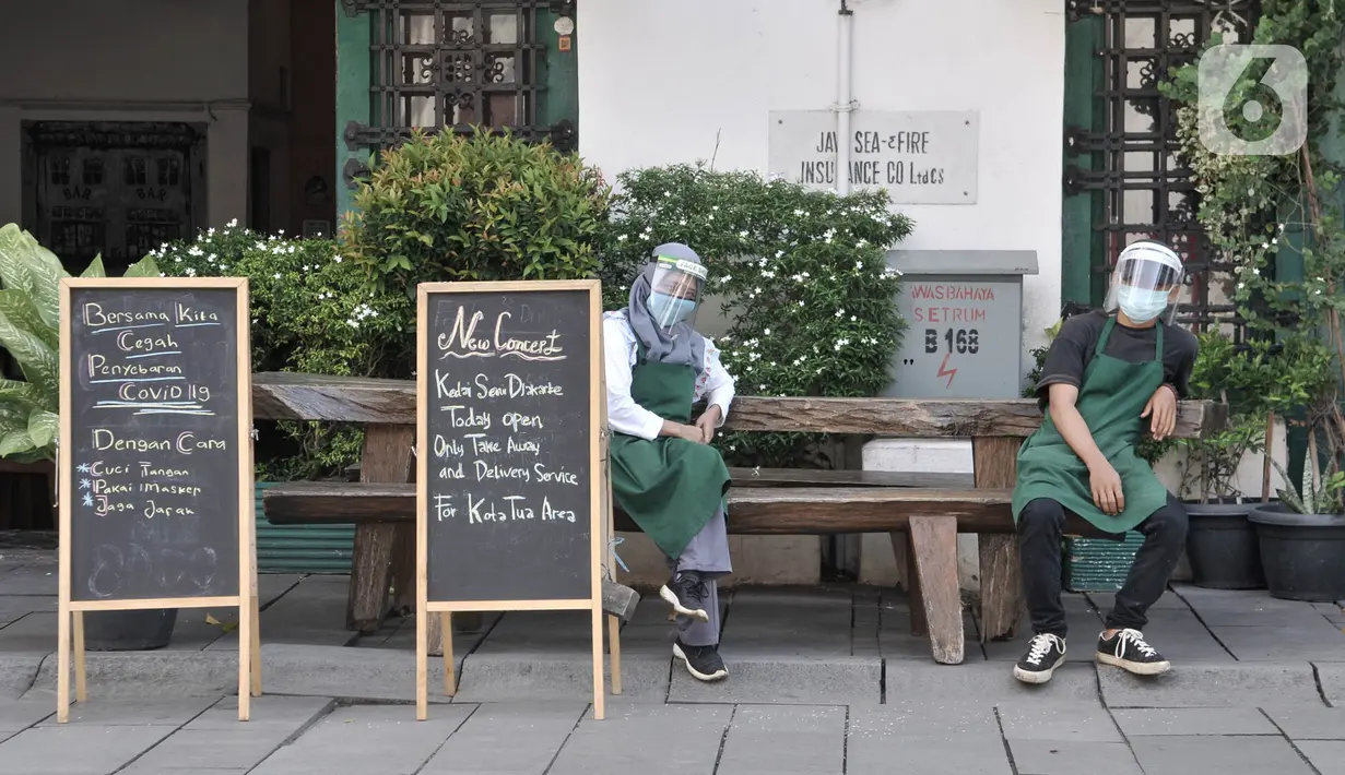 Para pekerja duduk di salah satu restoran kompleks wisata Kota Tua, Jakarta, Selasa (2/6/2020). Pengelola Kota Tua akan menerapkan pemeriksaan suhu tubuh, wajib masker, penyediaan tempat cuci tangan, hingga penyemprotan cairan disinfektan saat new normal. (merdeka.com/Iqbal S. Nugroho)