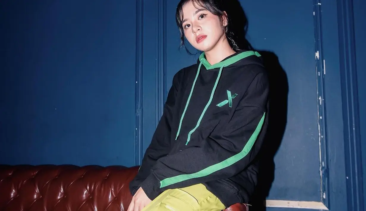 Hoodie jadi paduan yang nyaman untuk daily outfit. Padukan dengan cargo pants untuk mempertegas boyish look. [@jkt48.zee]