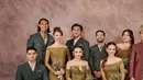 Ada dua desain kebaya yang dikenakan Mahalini. Di momen akad, Mahalini tampil manis mengenakan kebaya cokelat dengan desain modern yang manis; dipenuhi payet manis dengan garis leher yang tinggi. [Foto: Instagram/mahaliniraharja]
