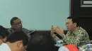 Gubernur DKI Jakarta memberikan penjelasan saat rapat bersama di Kantor Kementerian PU dan Perumahan Rakyat, Jakarta, Senin (15/12/2014). (Liputan6.com/Herman Zakharia)