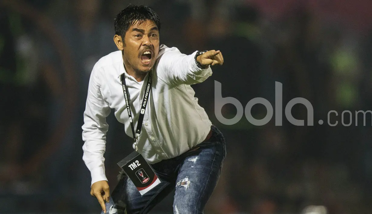 Pelatih Semen Padang, Nil Maizar, merupakan sosok juru taktik yang kerap tampil ekspresif saat mendampingi klubnya bertanding. (Bola.com/Vitalis Yogi Trisna)