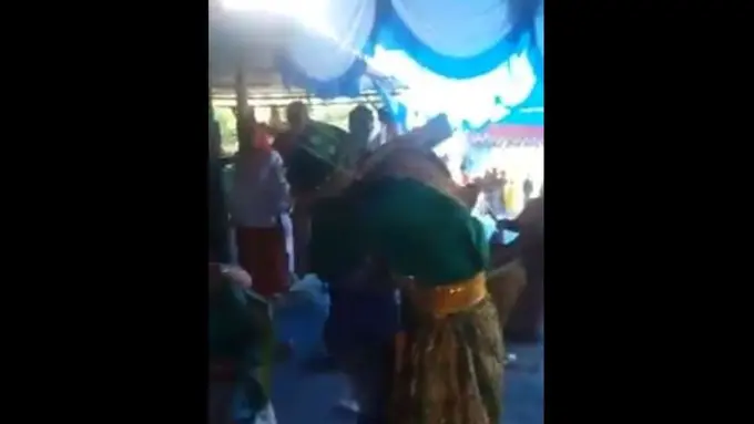 [Bintang] Video Viral: Tiba-tiba Mempelai Pria Pingsan di Pelukan Mantannya