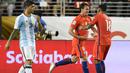 Gelandang Chile, Jose Fuenzalida (tengah) melakukan selebrasi usai mencetak gol kegawang Argentina pada Copa America Centenario 2016 di Levi's Stadium, California, AS (7/6). Argentina menang atas Chile dengan skor 2-1. (AFP/Mark Ralston)