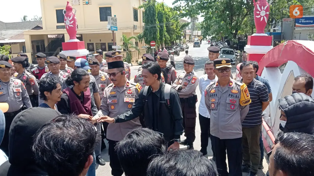 Massa Barisan Rakyat Takalar (Barata) menggelar demonstrasi di kantor Bawaslu Takalar, Polres Takalar, dan kantor bupati, Kamis (19/9/2024).