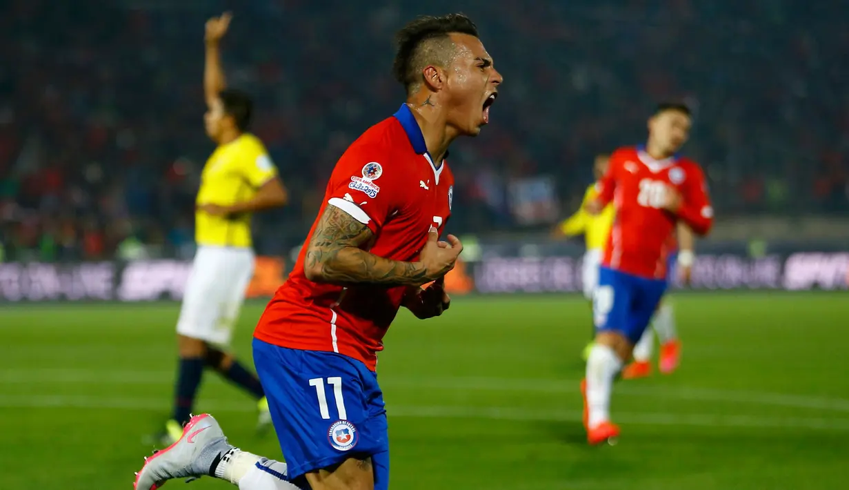 Penyerang Chile, Eduardo Vargas melakukan selebrasi usai mencetak gol ke gawang Ekuador pada pertandingan pembukaan Copa America 2015 di National Stadium, Santiago, Chile, (11/6/2015). Chile menang 2-0 atas Ekuador. (REUTERS/Ivan Alvarado)
