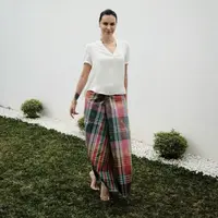 Tidak mengenakan gamis atau abaya, Sophia Latjuba tambil percaya diri mengenakan sarung colorfull khas bugis. Credit: Instagram (@sophia_latjuba88)